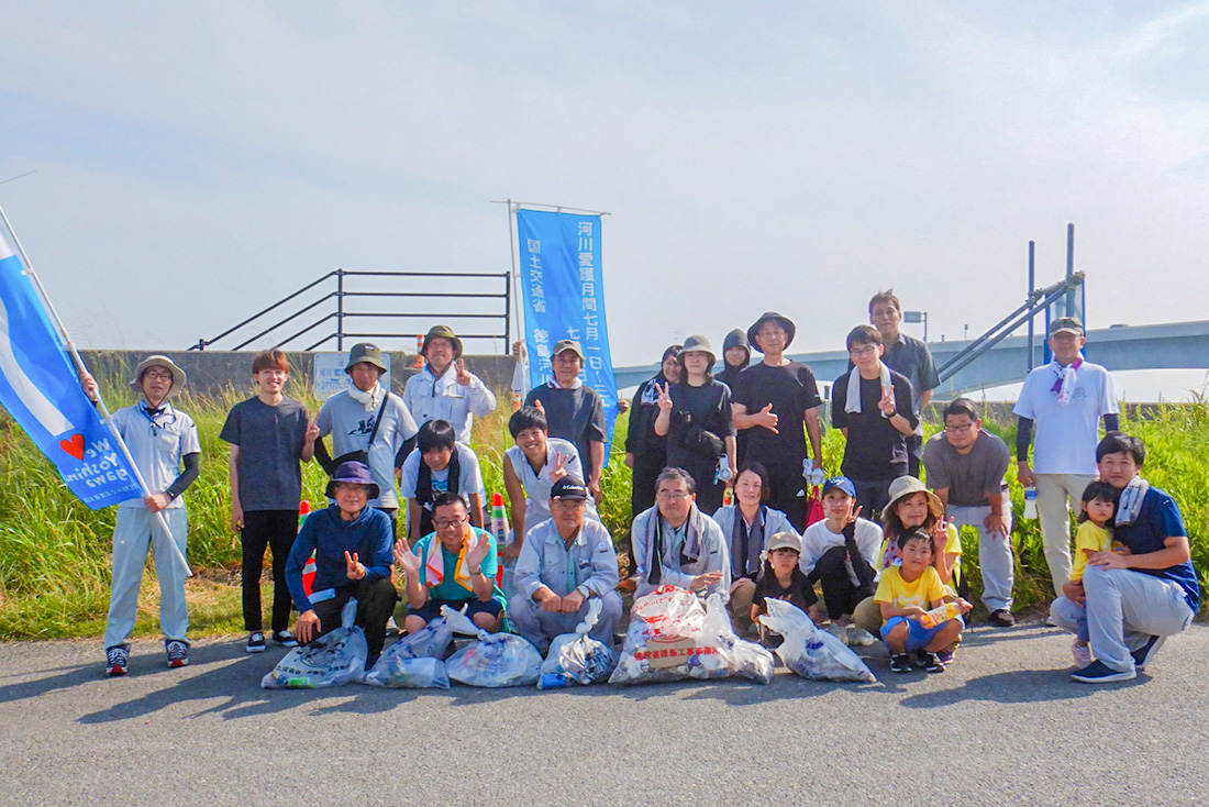 河川敷清掃作業(額縁付き) 河川愛護月間」清掃活動に参加いたしました | 株式会社フジみらい